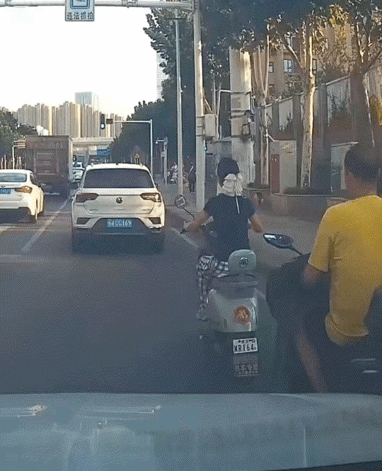 道德败坏，恶意主观性强，有意剐蹭别人的电动车，使他人摔跤，应该要严惩不贷。

武