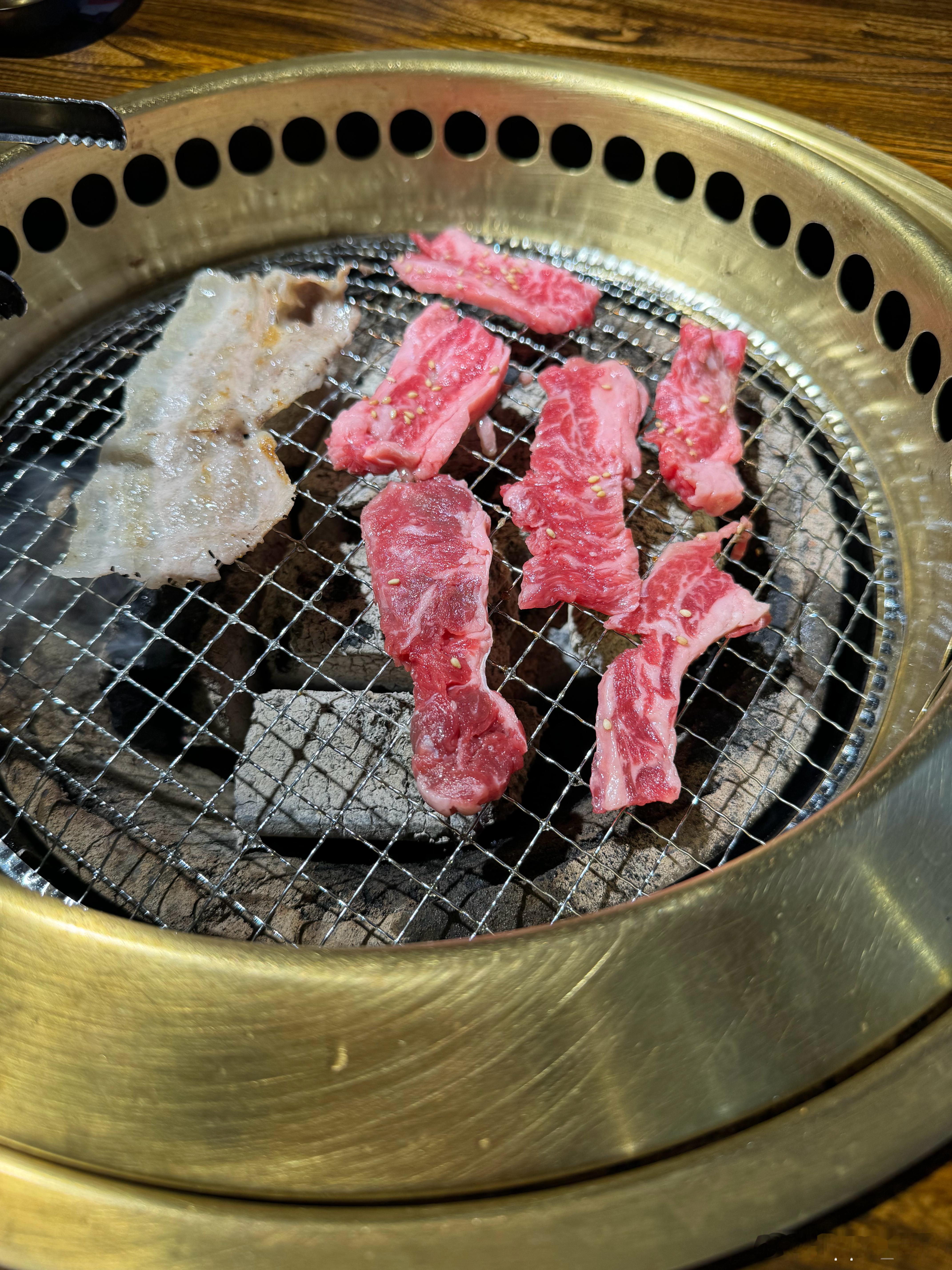 吃这家烤肉得靠窗，不然可能会缺氧。 