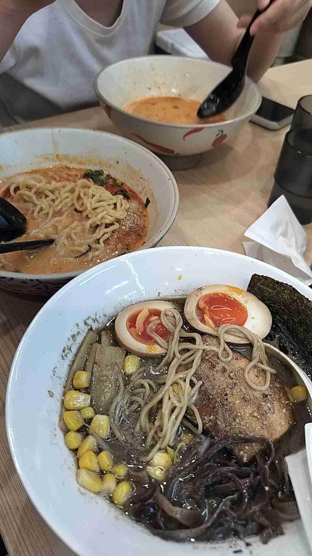 我的今日状态：😁轻松愉快
我这里的天气：☀️晴天
黑王拉面，好吃！