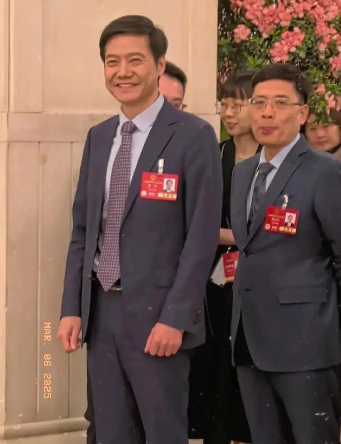 雷军与海尔掌门人同镜亮相

我留意到一个有趣的观察结果：

在名人企业家的行列中