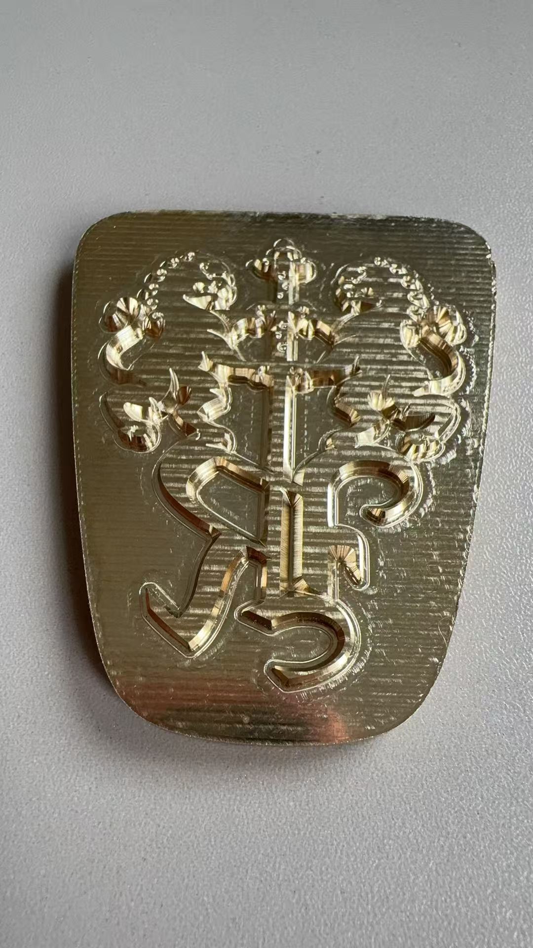 金价突破1400元我那天看了一下家里的龙凤镯，应该够换一台跑车了，只是怎么可以悄