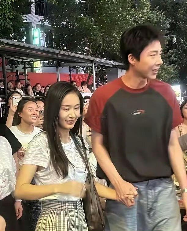 真人比电视上好看很多 