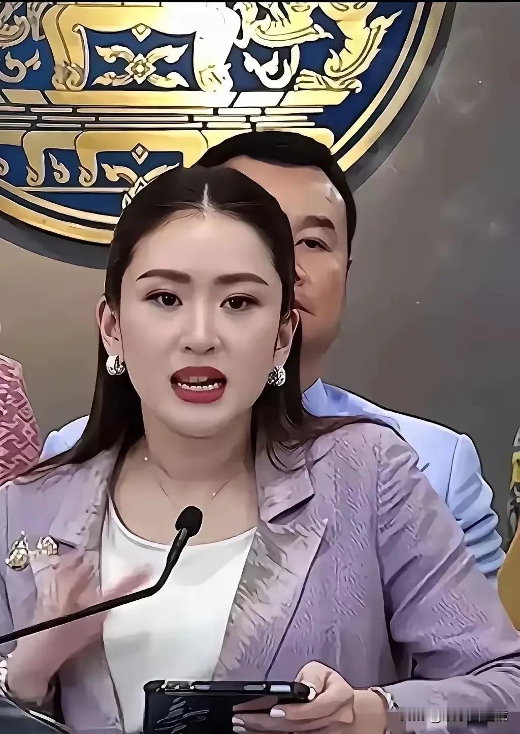 泰国女总理两种不同形象的鲜明对比！
在公务场合，看起来非常凌厉干练，强硬的女强人