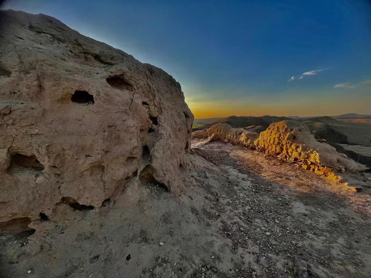 父亲的劫难余生 二

父亲的劫难余生  （6）

作者：黄学勤 
街上的人大多认