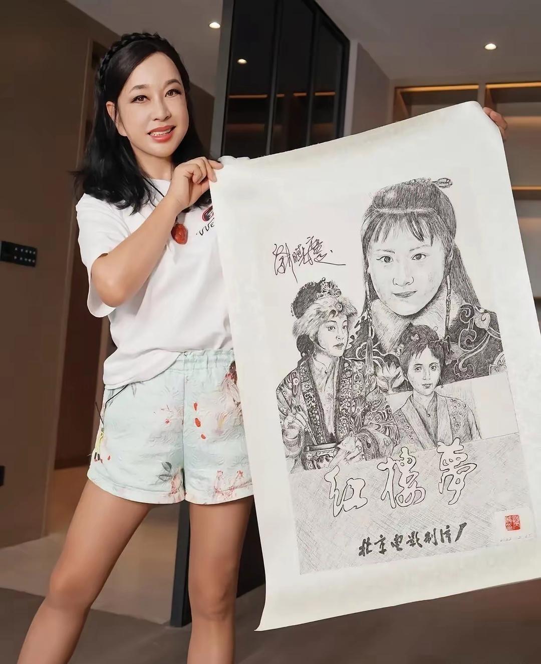 刘晓庆确实有两把刷子，连自画像都能画得有模有样，形神兼备。咱外行虽然看不懂门道，