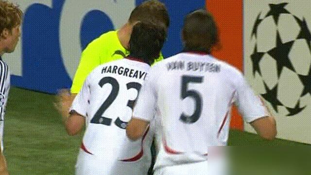 2007欧冠，卡卡怒了！
第39分钟，米兰禁区，卡卡和卢西奥狠狠撞在一起。卡卡