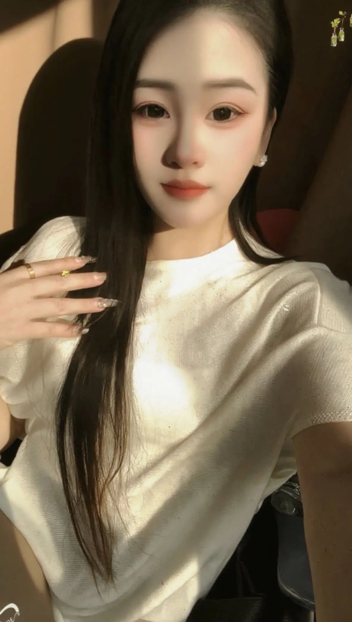 以前牵你的手都是你左我右 现在牵你的手 总是我前你后
