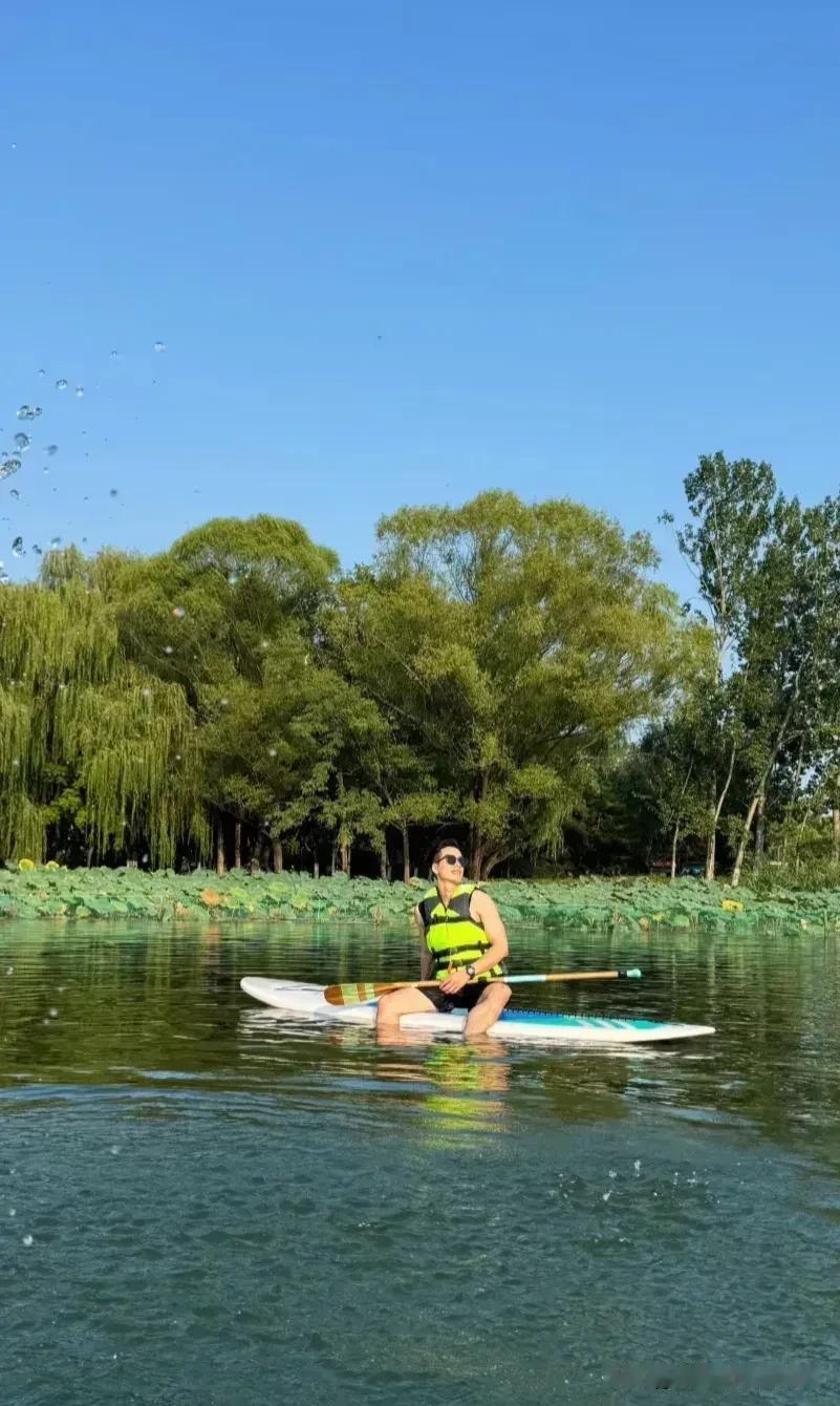 顿顿休息闲暇之余，各种运动去尝试，坚持健身，这才是爱生活！

顿顿在高强度的工作