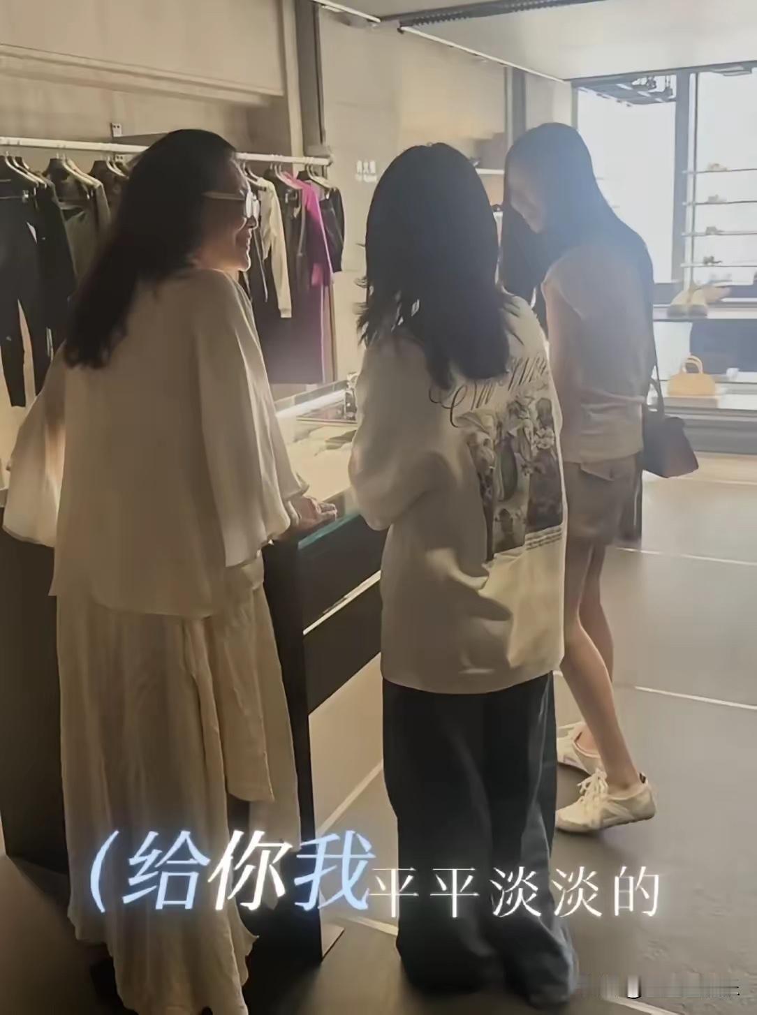 兰姐现在也不容易啊！做奶奶，还要当妈妈，孩子们的妈妈不在了，很多事情，她是需要去