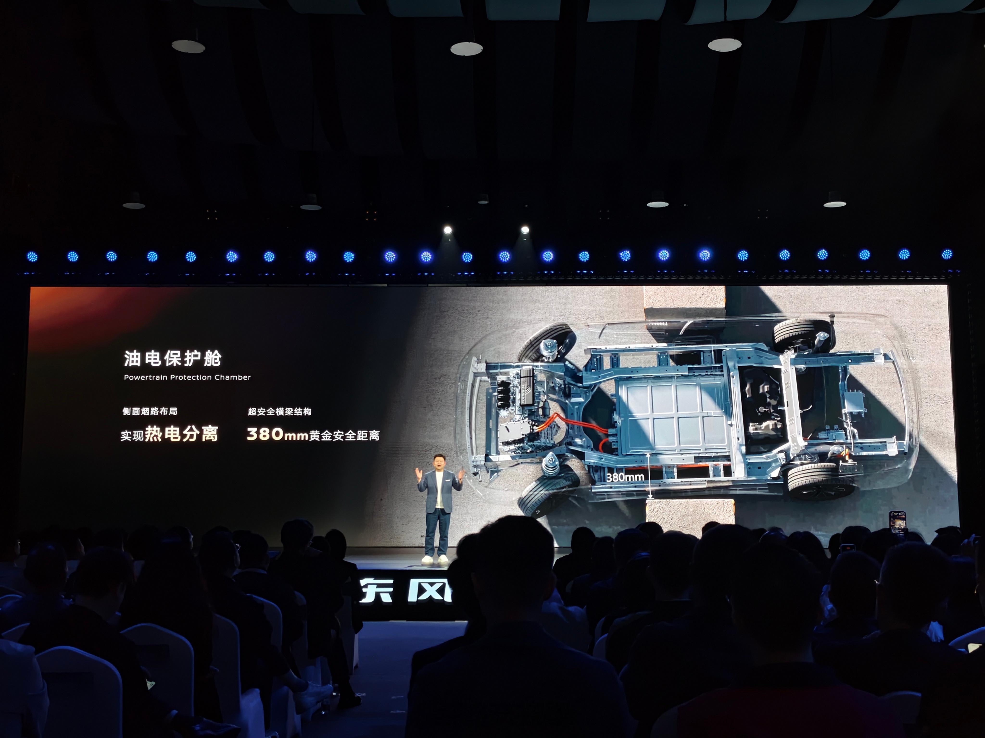 日产N6采用了 21.1kwh 的云盾电池组，这里的云指的是云端大数据监测，实现