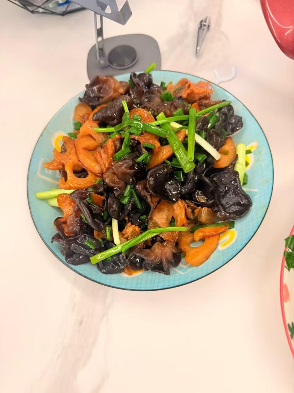 一盘香喷喷的木耳炒鸡蛋。