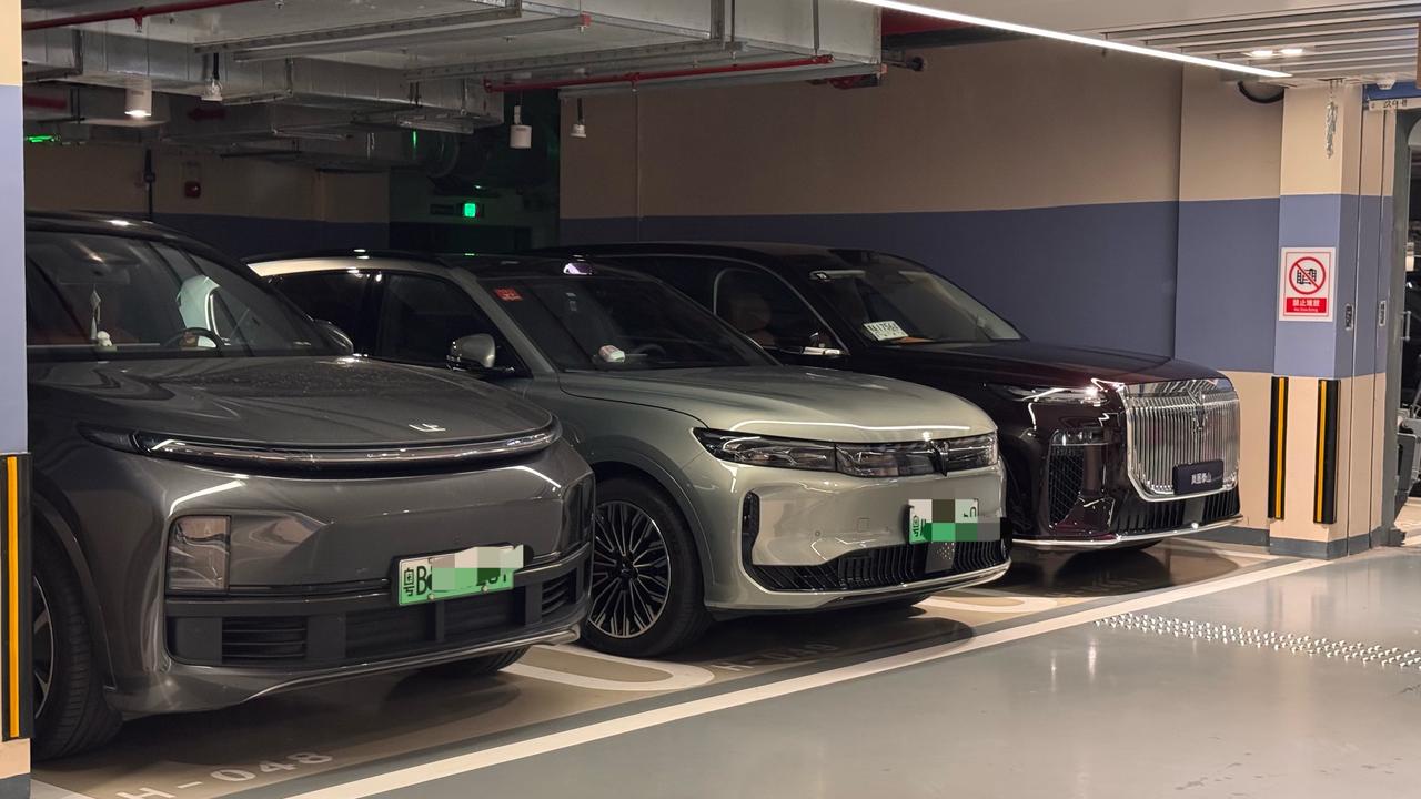 岚图泰山真的很显大…
停在一起突然觉得我的FREE+小了……
车尾好饱满，有种奔