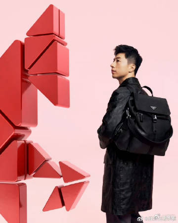 马龙Prada新表达 在轻松的场合中，马龙的从容与优雅展现了他对生活的独到理解，