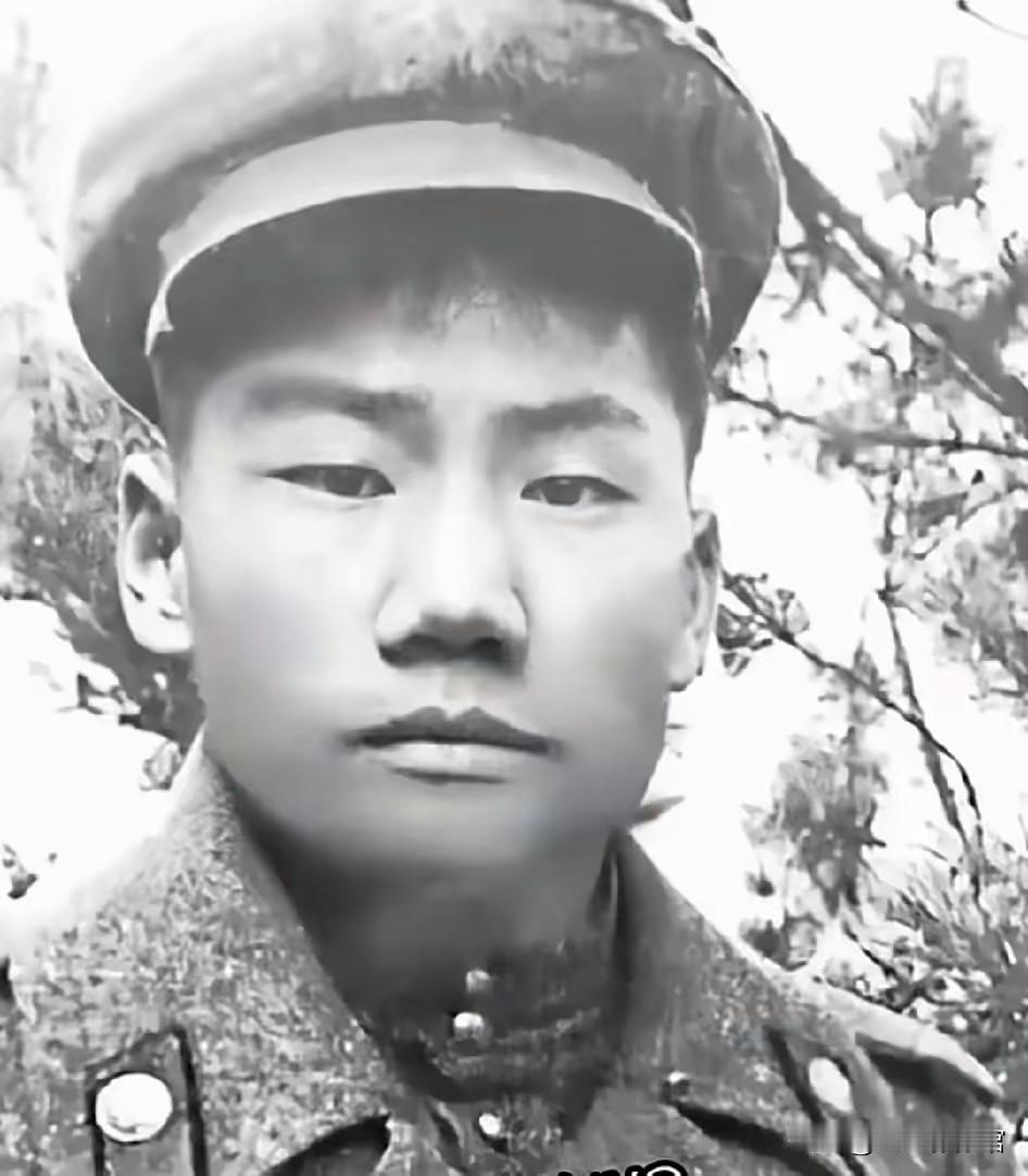 这张照片中的人物是毛岸英，这是他在苏联卫国战争时期拍摄的一张戎装照。照片拍摄于1