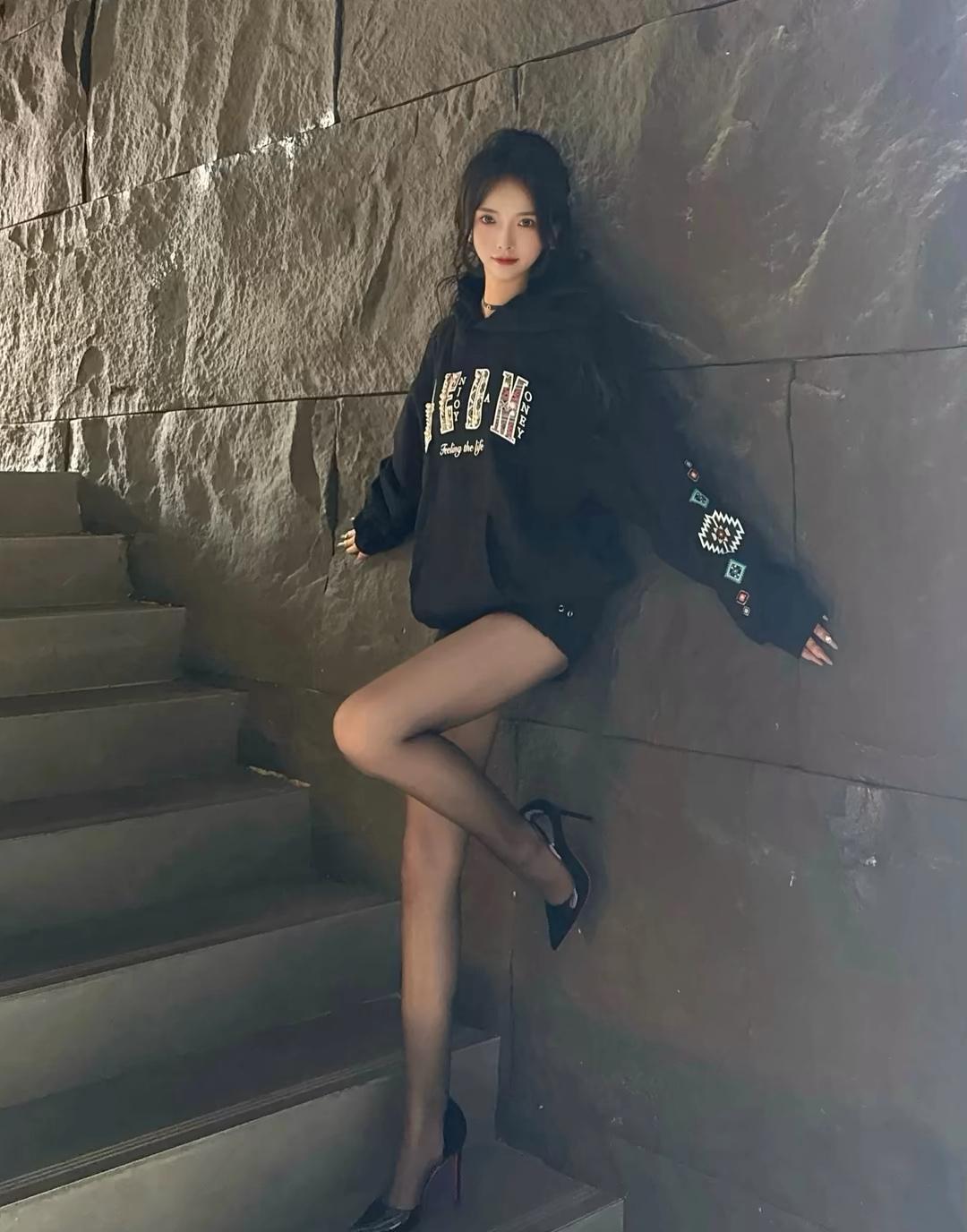 黑色卫衣搭配丝袜高跟鞋，酷炫又性感！