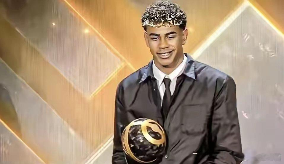 C罗四图告别2025感言时，对C罗大加夸赞：“像C罗这样的球员，之所以能取得今天