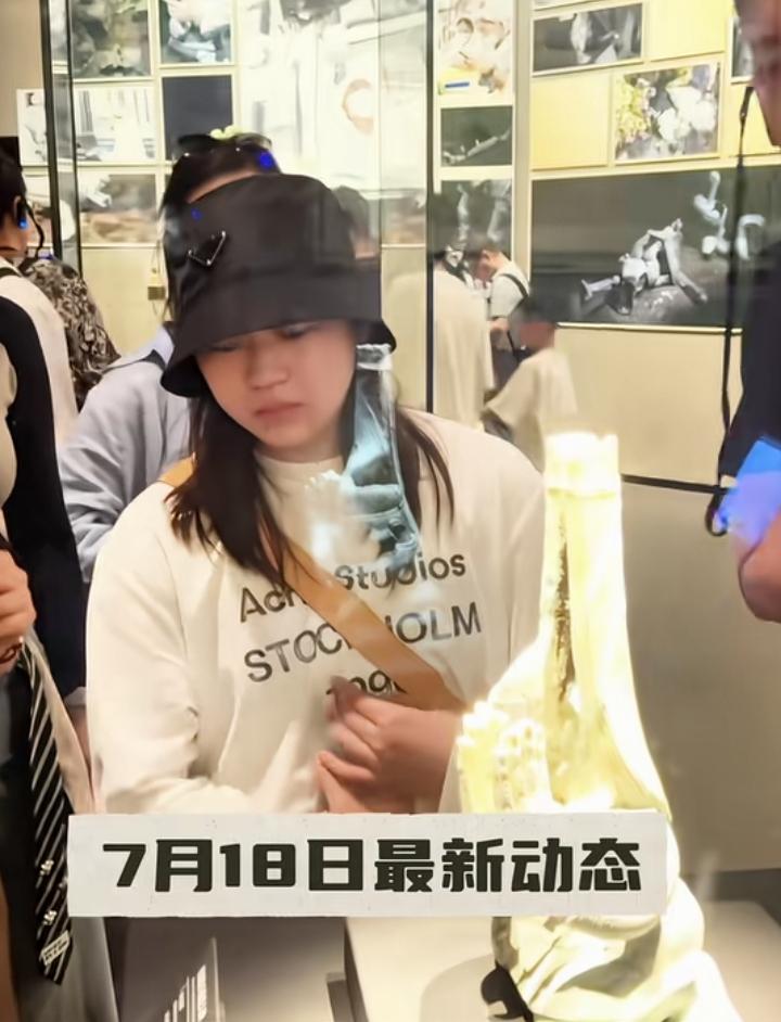 7月18日，有网友在四川三星堆博物馆偶遇跳水冠军全红婵，当天全红婵穿搭清爽简约，