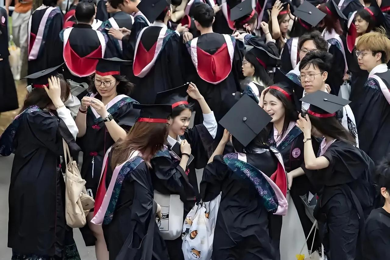 2025年全国高校毕业生1222万人，估计高考报名人数1335万人。
乖乖哩咯咚