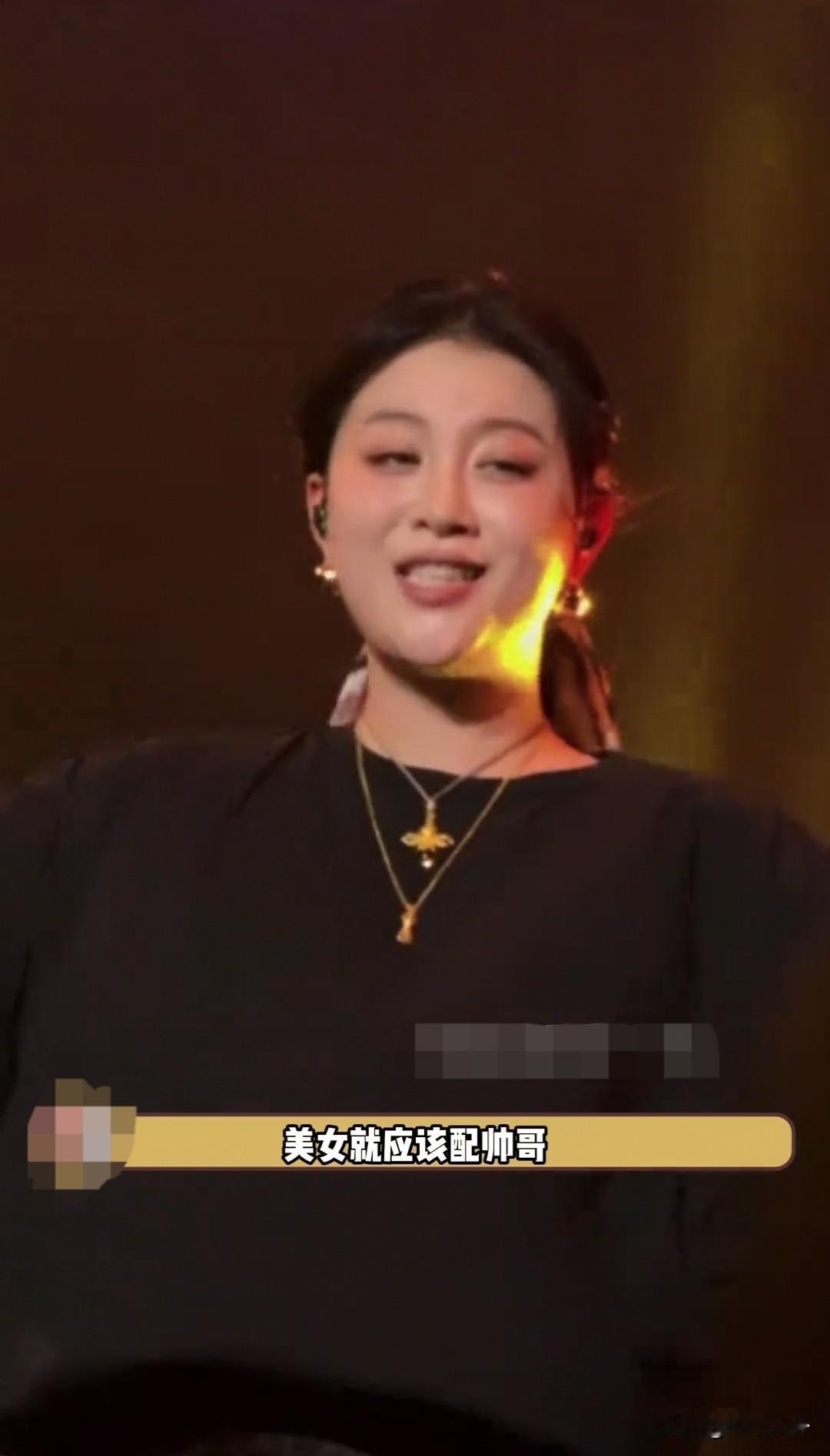 美女就应该配帅哥，李嘉格有新男友了，祝福祝福[送自己一朵花][送自己一朵花][送