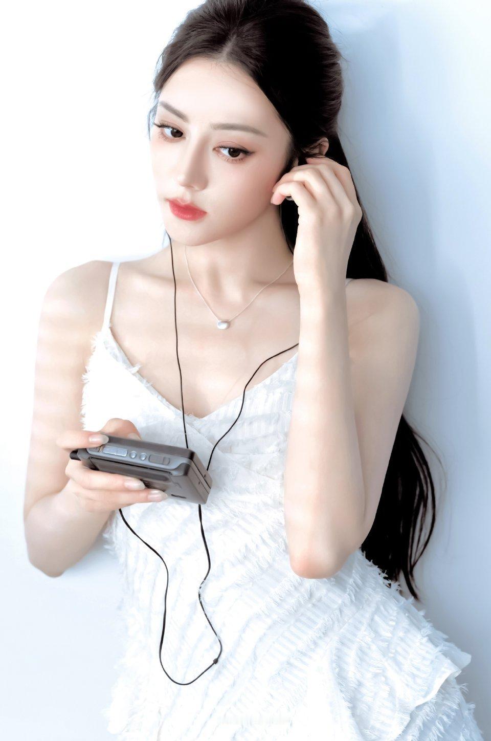 迪丽热巴 VOGUE金九一切等官宣 期待时尚芭莎金九吧[爱你][爱你] ​​​