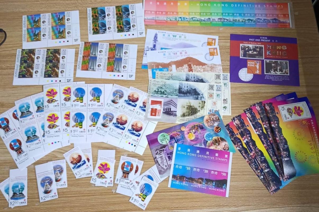 香港邮票值多少钱？
近几年经常去香港出差，接触到了香港同事的爱好，跟我一样也是集