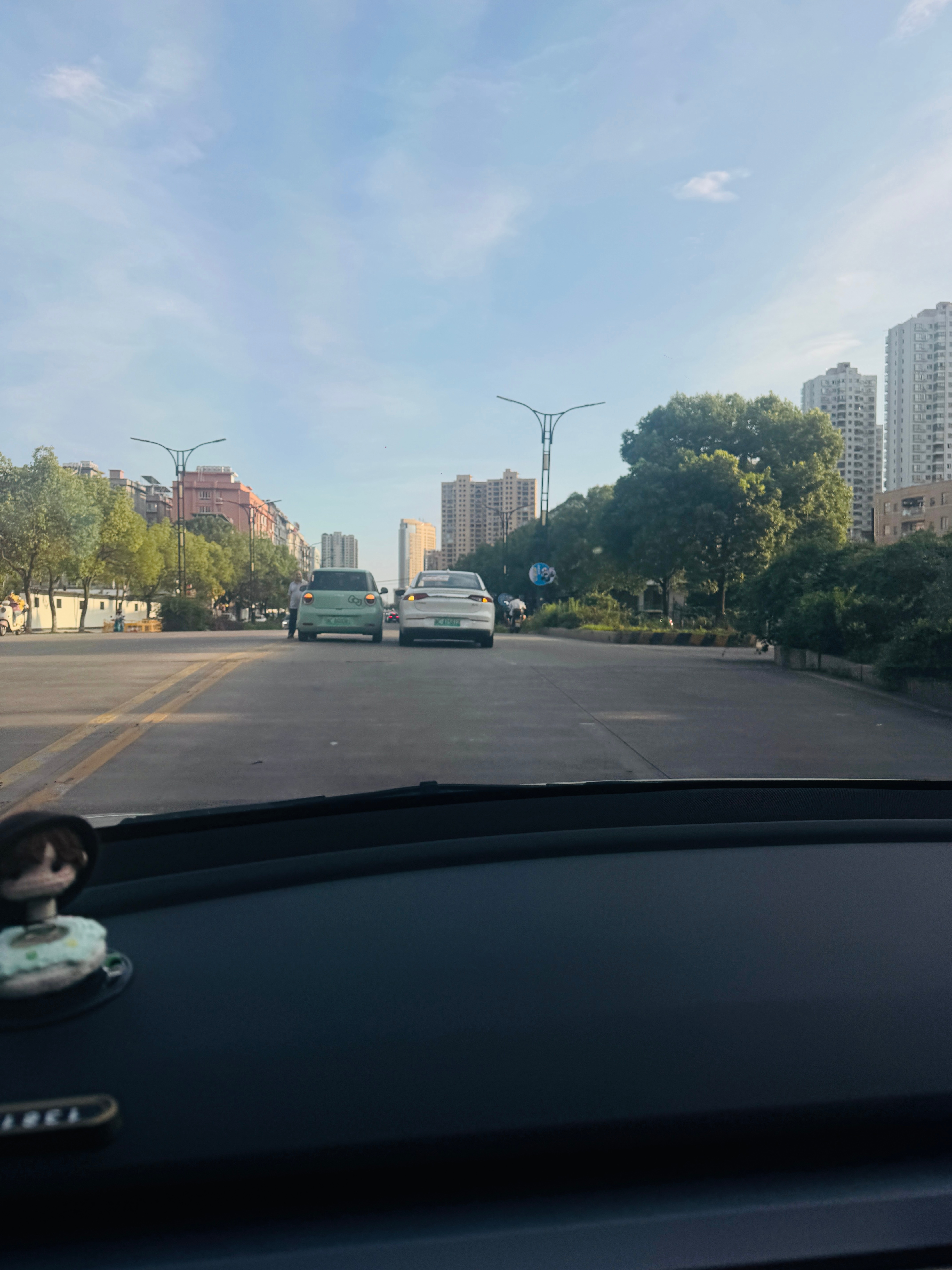前面车子撞上了，我想拍个视频，差点自己也撞上了！还好特斯拉来了个急刹吓出一身汗 