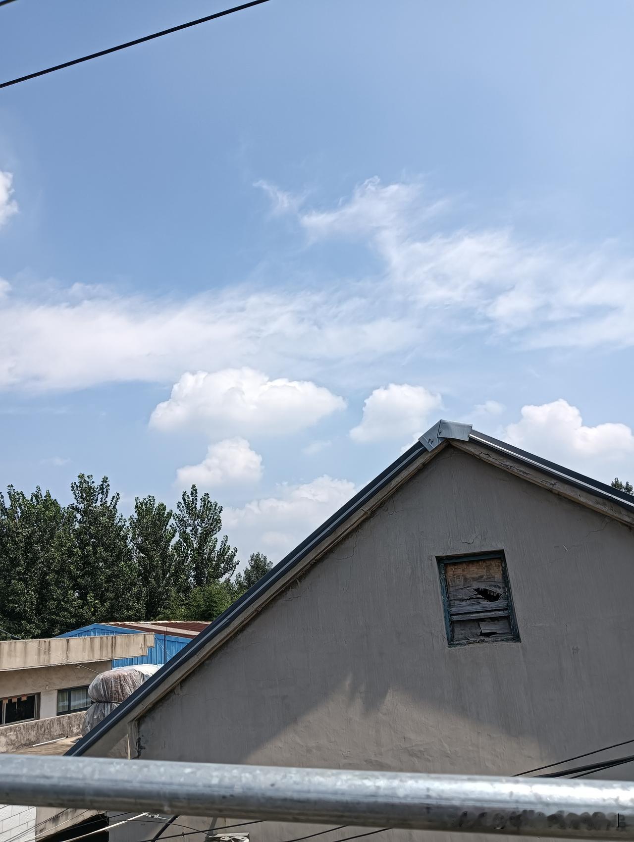 秋日生活打卡季秋高气爽，云淡风轻，天空之中的☁️云朵太美了吧！