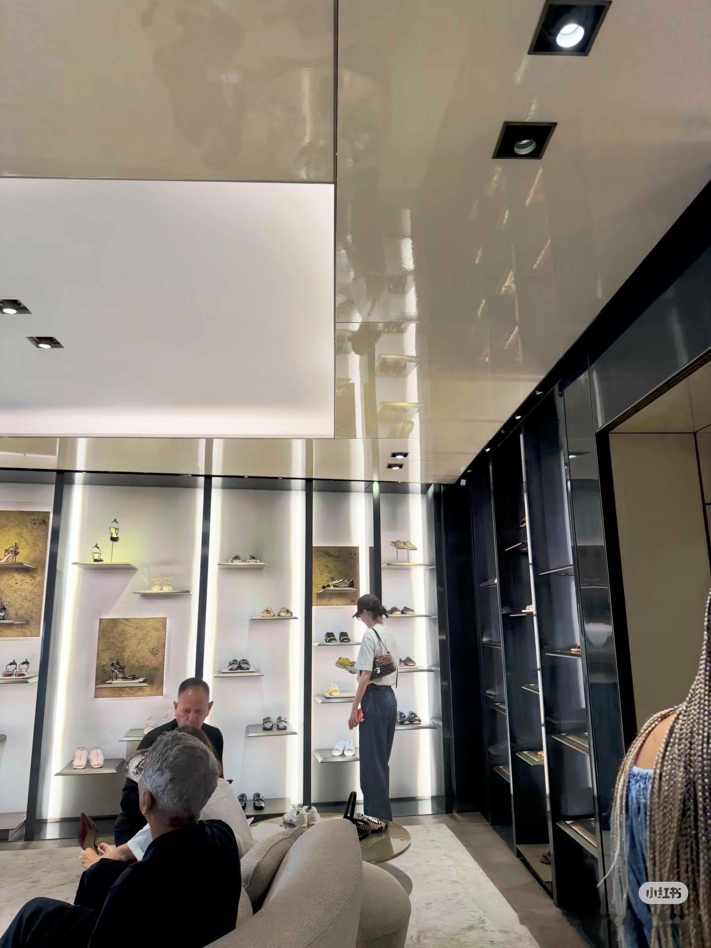 糖糖又在逛店惹这么长条的一人 一眼认出唐嫣