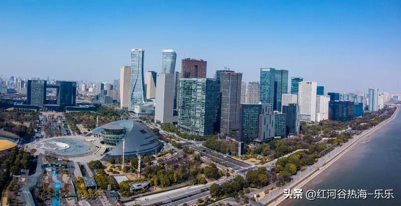 杭州楼市2026年太有意思了。
在过去的2025年里面杭州楼市来了把天秀，让全国