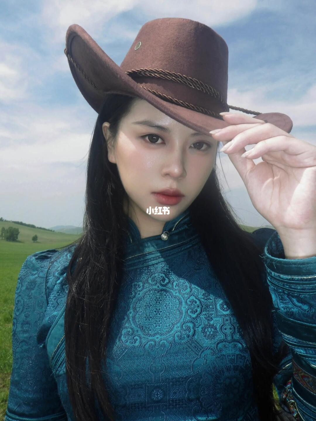 来草原尝试了蒙古袍才发现…..