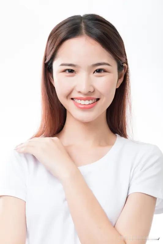女人真爱上你，反应可太明显了。
平时再独立强势的她，在你面前也会格外矫情。就像我