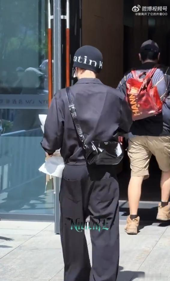 侯明昊雀骨山楂糕剧宣 谁能想到追个剧还能吃到男主发的同款山楂糕，侯明昊今天上班直