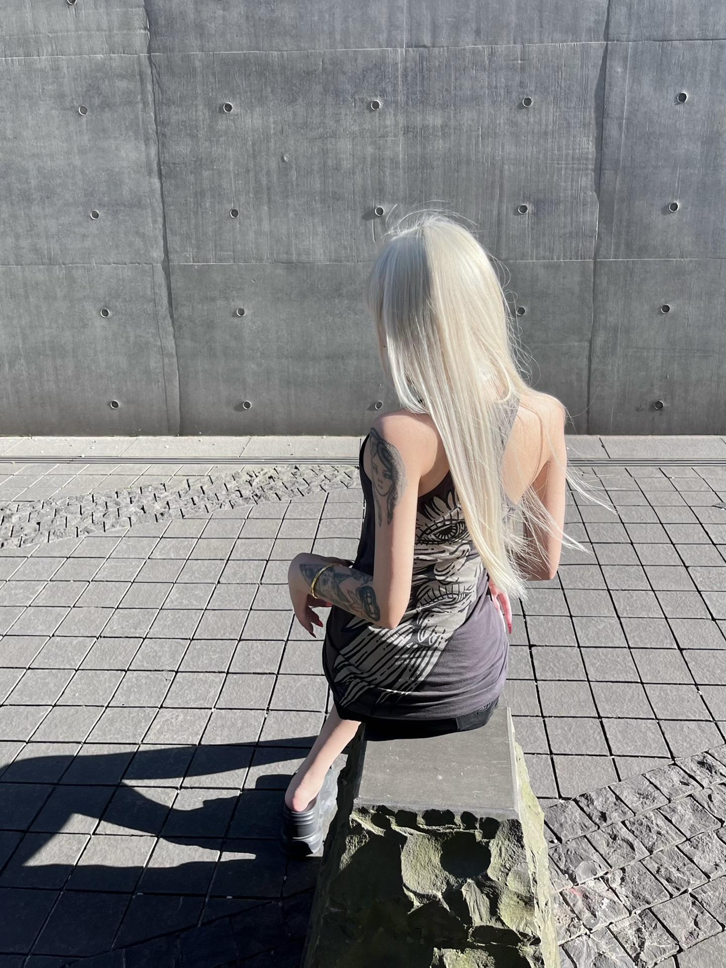 小小白金易如反掌。白金留了两年多，漂完之后一直是搭配NV去黄套装
纯正的白金味拿捏住了
发色分享