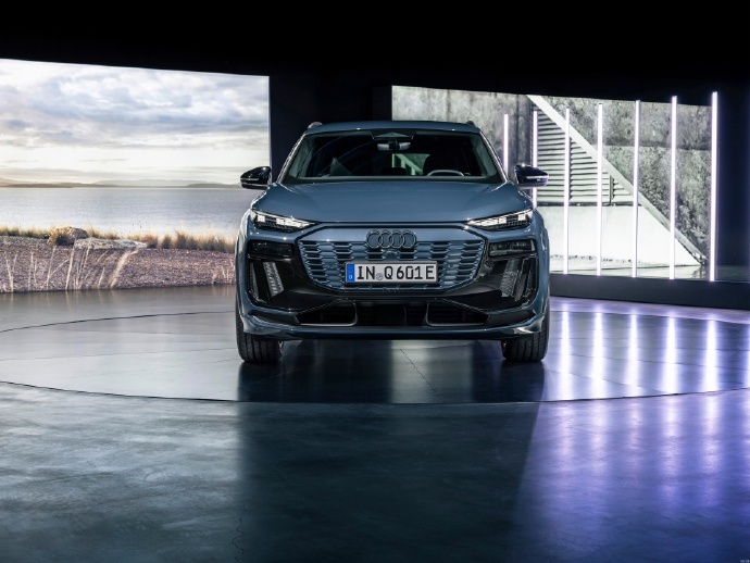AUDI 