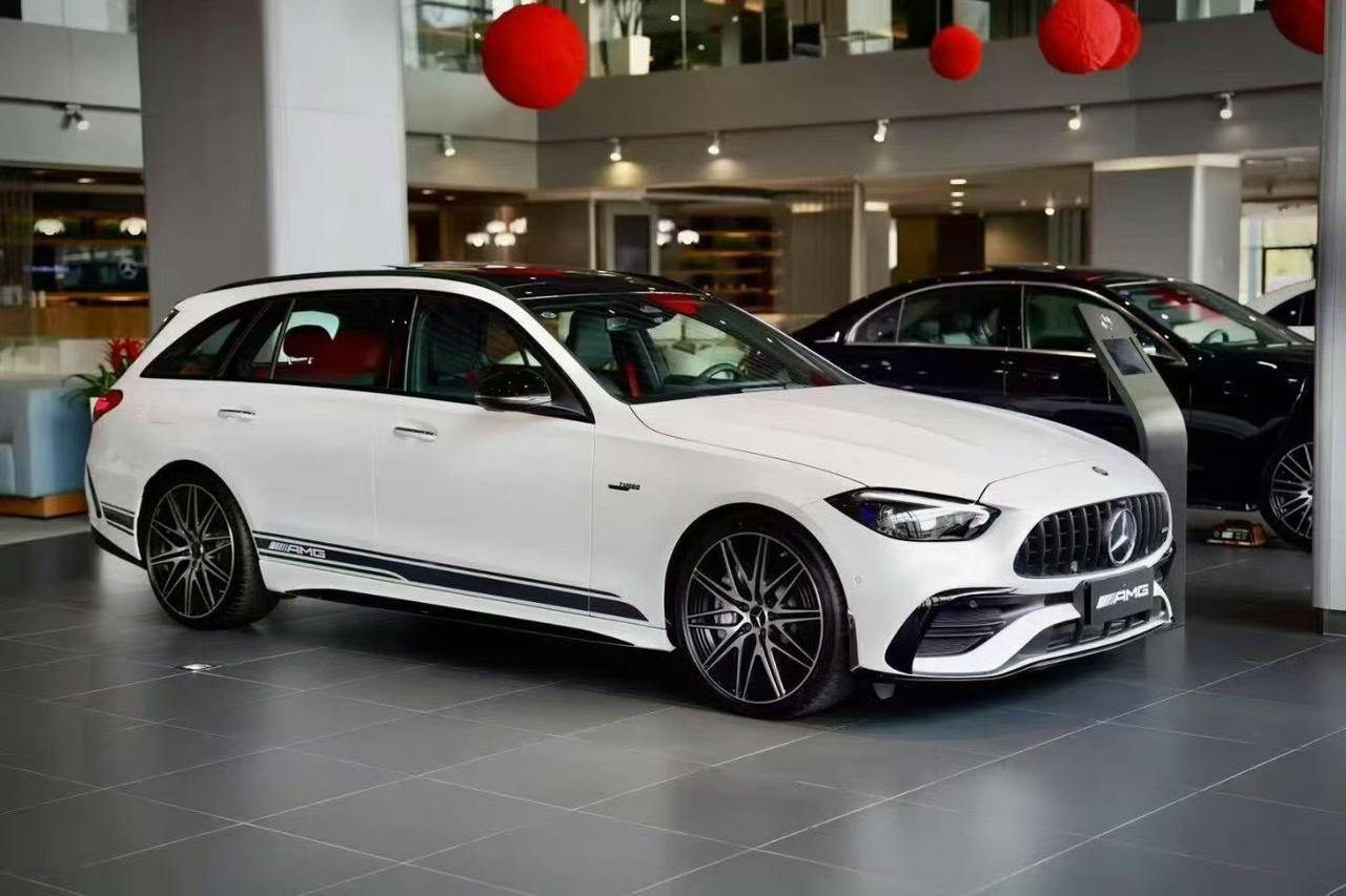 奔驰AMG C43旅行版白外黑内这组合，简直太酷了！官方指导价70.08万，现在