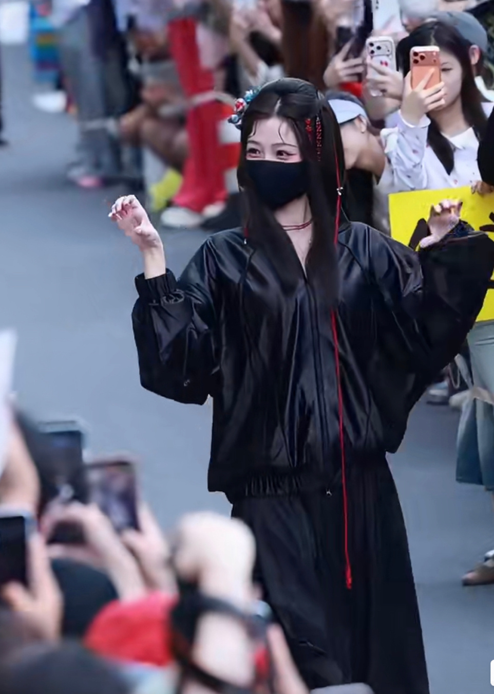 虞书欣《念相思》何盼出妆路透，瀑布般的黑色长发，好妖娆！ 