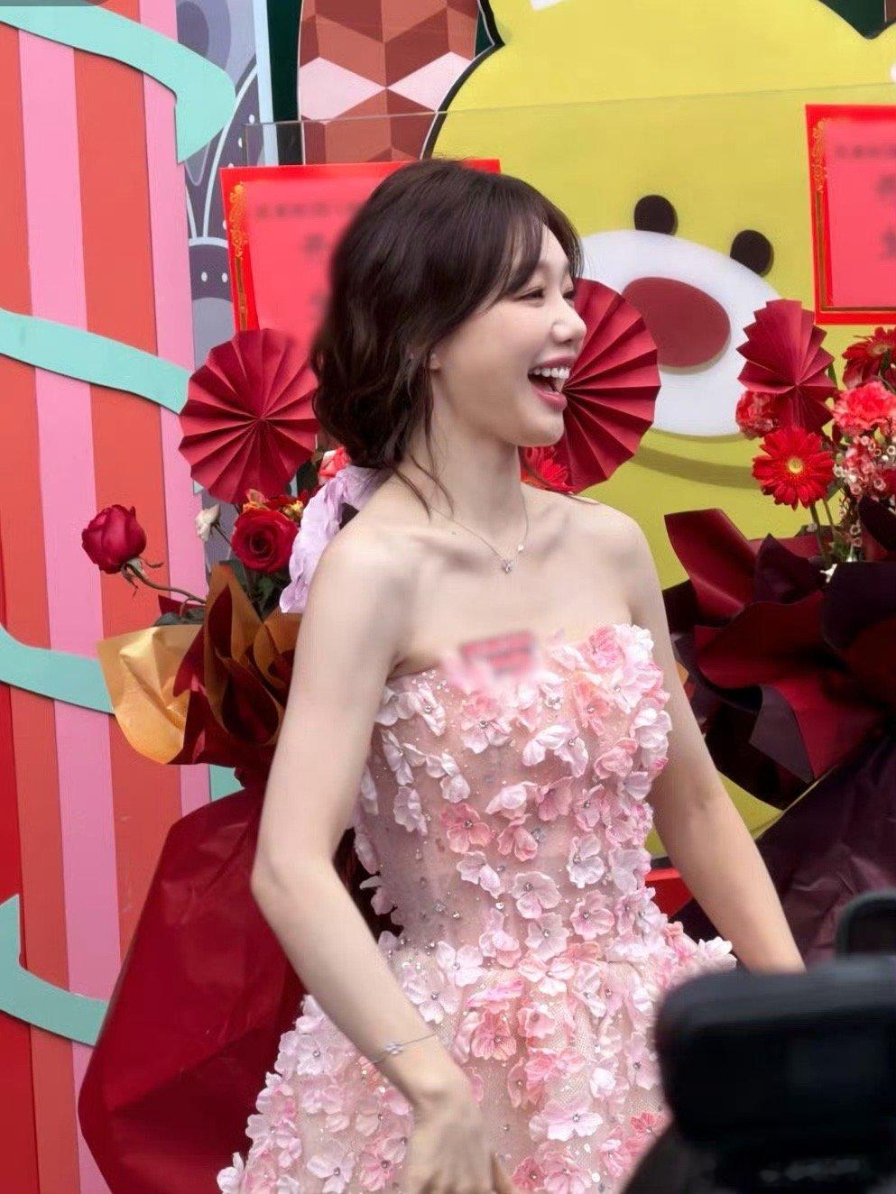 徐梦洁顶着甜妹脸说粤语徐梦洁在广州用粤语拜早年 萌妹脸说粤语太治愈！粉色裙装亮眼