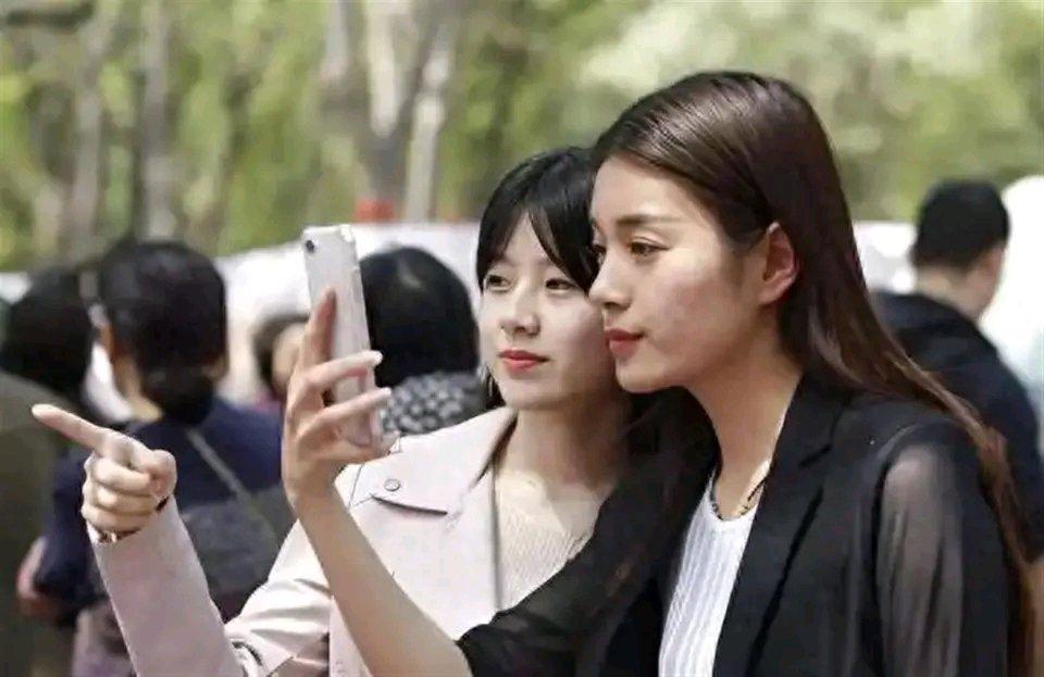 “大龄剩女”这词真的很有偏见，凭啥三十岁单身男人是“黄金单身汉”，姑娘就成“剩女