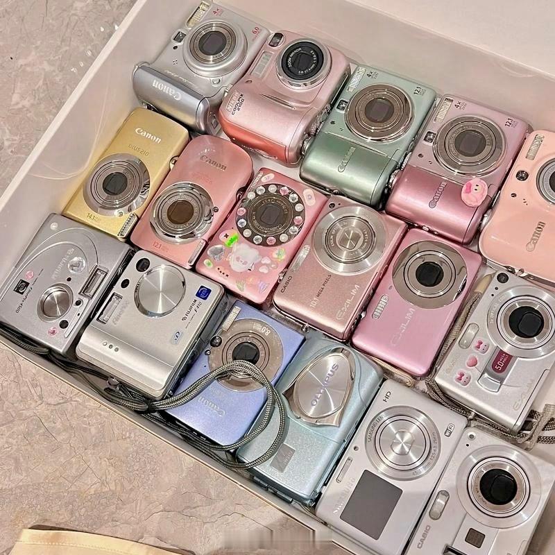 相机市场正上演魔幻一幕：一边是CCD卡片机被炒至原价10倍，被誉为“电子黄金”。