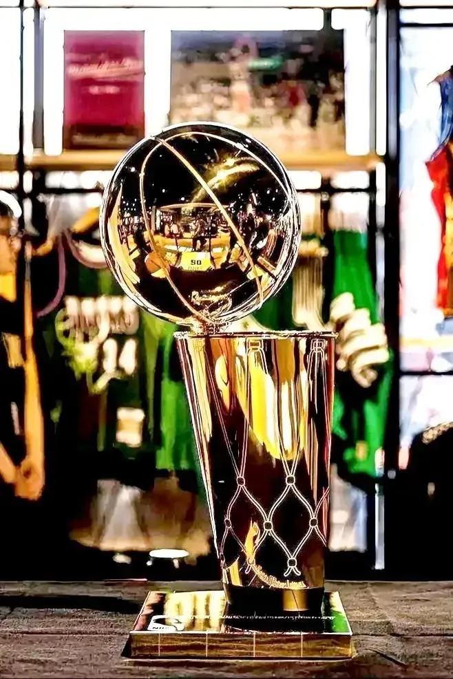 NBA本赛季，东部有机会争冠的三支球队：

1、绿军：霍勒迪+怀特+布朗+塔图姆