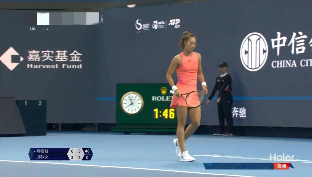 郑钦文赛后说，没有休息好，注意力不集中。
就这么简单！这就是郑钦文止步四强的原因