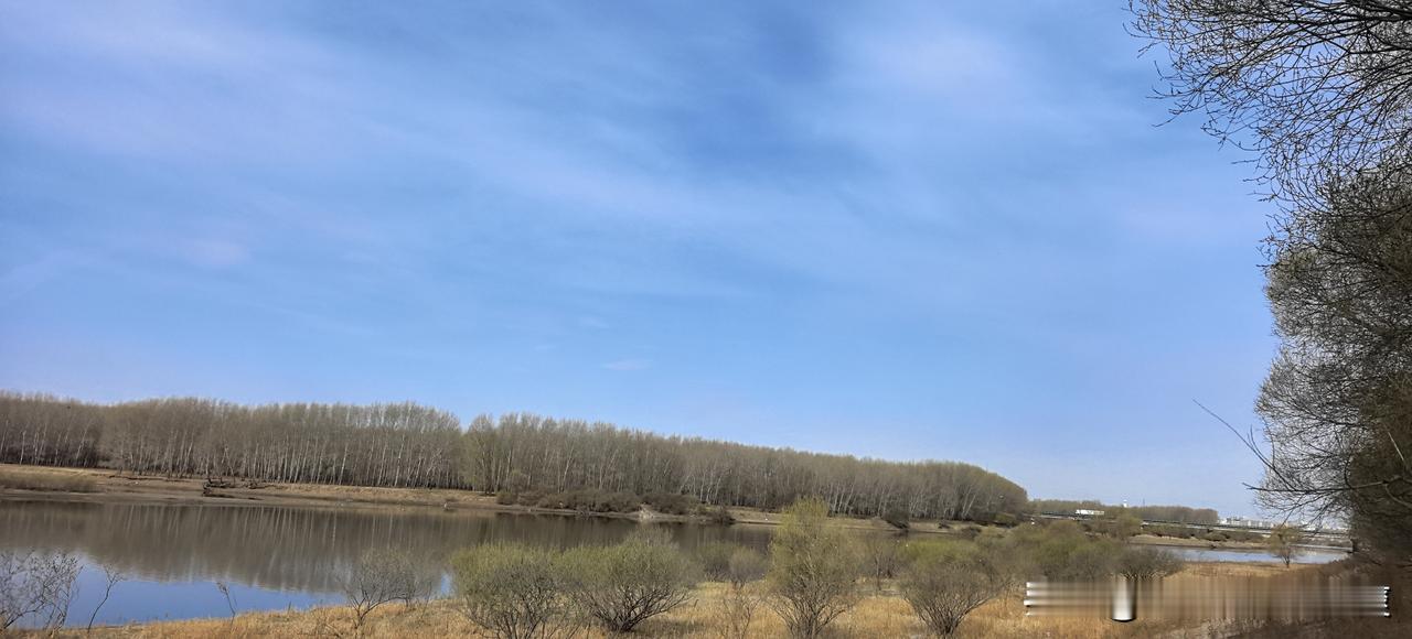 上联：蛙坐荷上观日月。鱼游池塘望云天