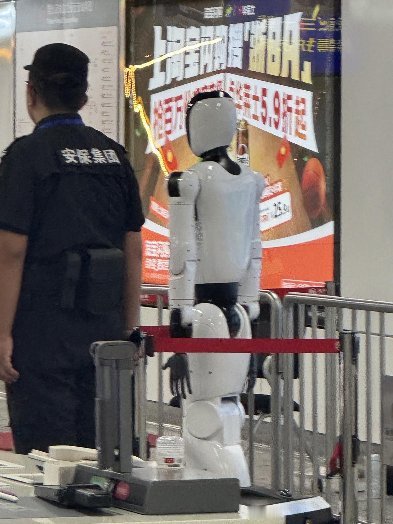 机器人时代已经来了吗？这是我今天在地铁站看见的机器人，也是第一次在现实中看见工作