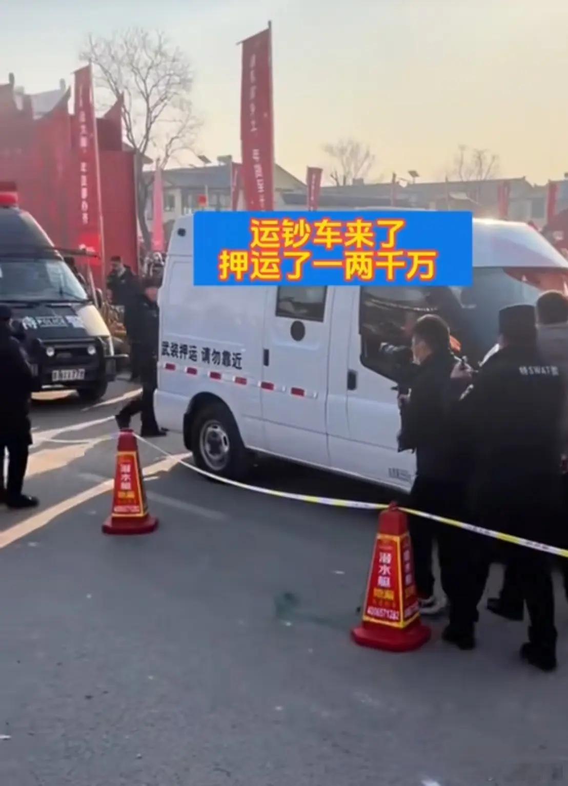 刘强东给老家送的手机垒出一面墙东哥送手机还不算什么，最豪的是送现金红包。我原以为