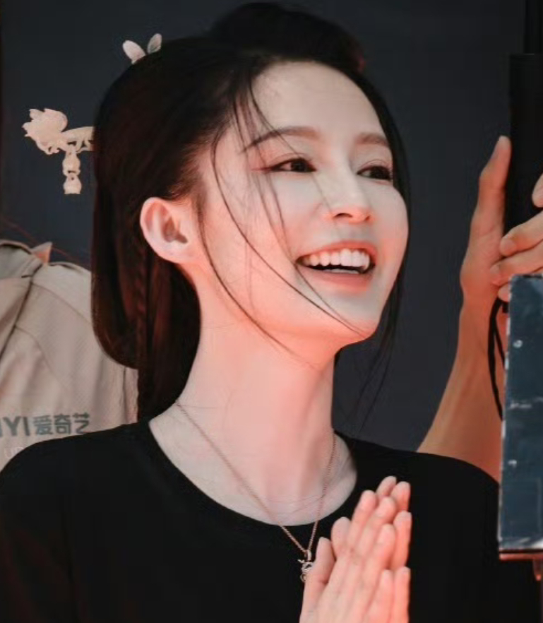 李沁怎么又是这个发型 ​​​