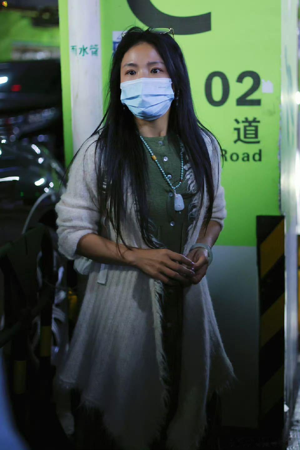 黄英浪姐6出发   浪姐6出发路透  黄英奔赴浪姐6录制现场，想起当年为快女投票