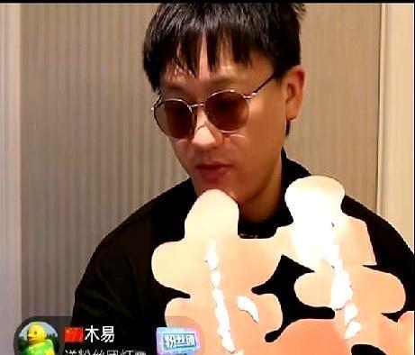 直播时多嘴一句，朋友的行程全黄了。
这种“真实”，代价是别人的计划泡汤。
二饼在