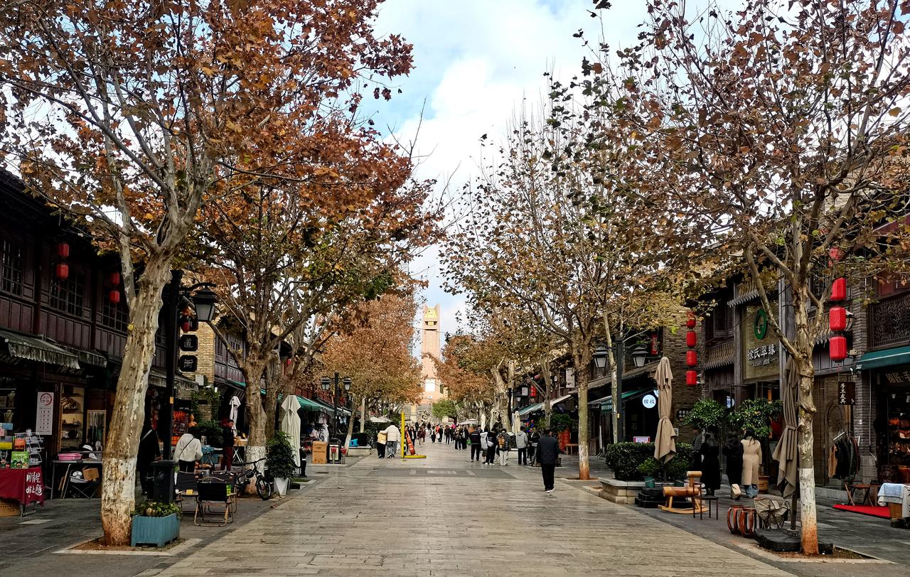 今天路过昆明老街，一到甬道街便感视线通畅，豁然开朗。原来是路中间原来的商铺棚子全