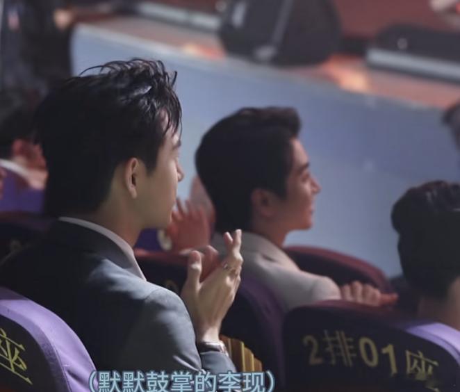 主办方也是不会办事，就不能安排他俩一左一右坐刘亦菲身边么？ ​​​