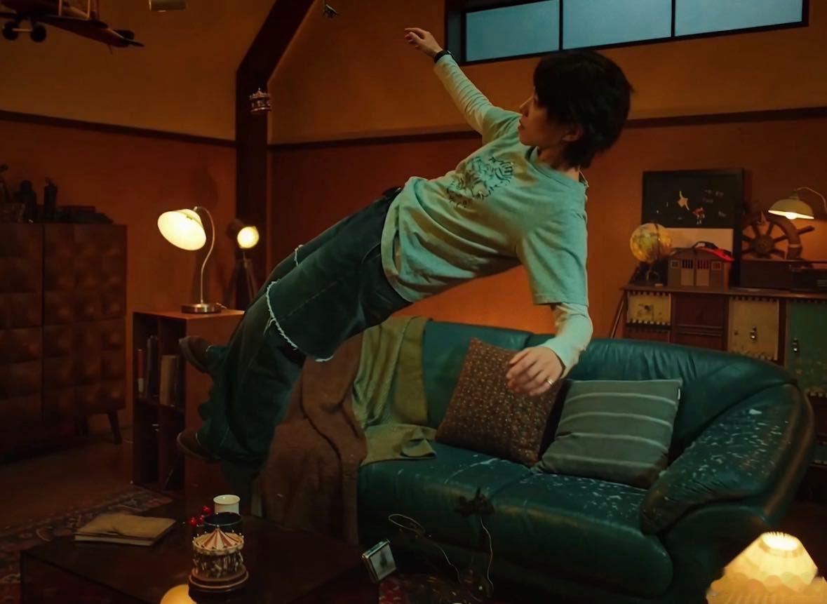 窦靖童火星电台失重MV首发从乐曲编排到画面呈现能看出满满的用心，火星电台标志性的